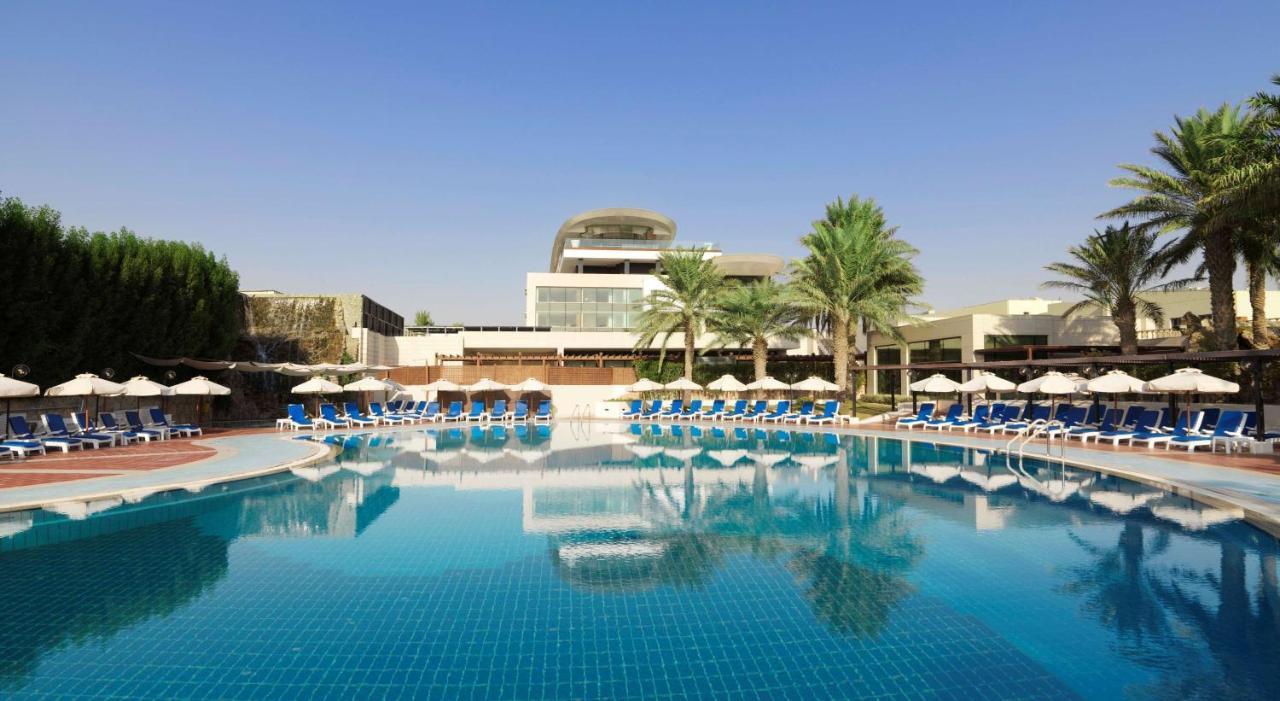Radisson Blu Hotel, Kuwait Kuwait City Exterior photo The swimming pool at the Jumeirah Creekside