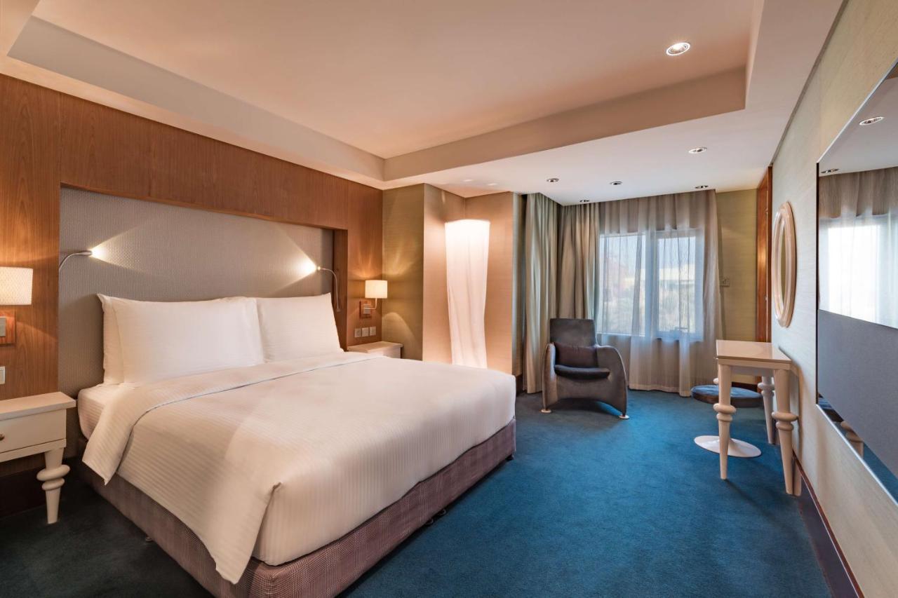 Radisson Blu Hotel, Kuwait Kuwait City Exterior photo Deluxe Room