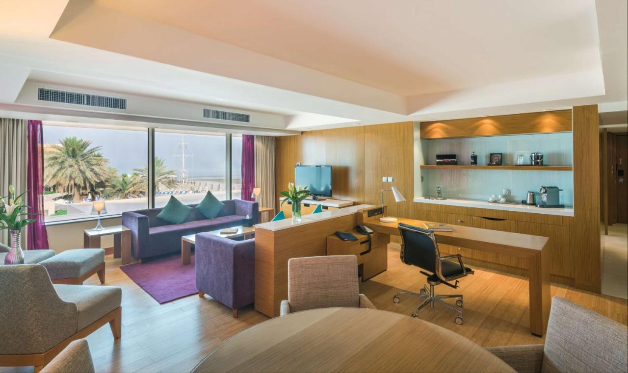 Radisson Blu Hotel, Kuwait Kuwait City Exterior photo Suite at the Jumeirah Beach Hotel
